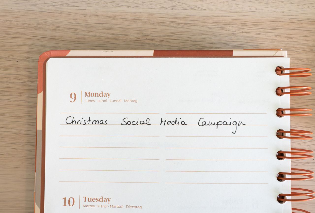 services-01 Planner page with note for a Christmas social media campaign.